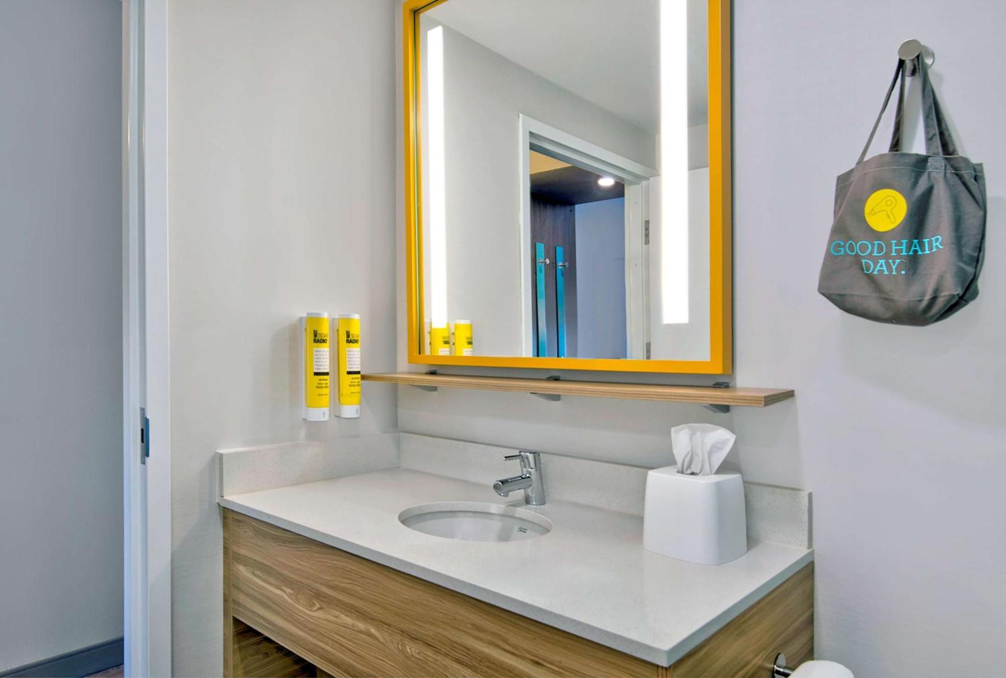 Tru By Hilton Ashburn One Loudoun, Va Hotel Bagian luar foto
